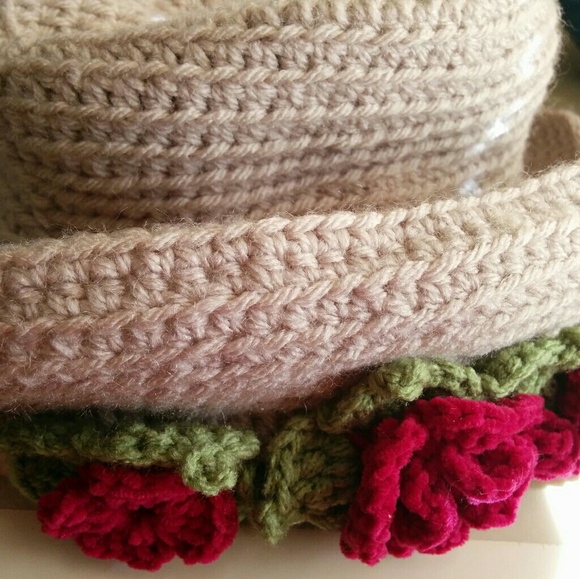 Crochet Queen hat with flowers - Picture 3 of 4